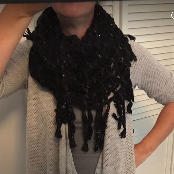 BNWT Cute Black w/Silver Open Weave Infinity Scarf - Picture 4 of 5